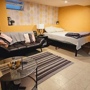 Guest house Warm Queens 5 Min From Laguardia 1 Min From Train 